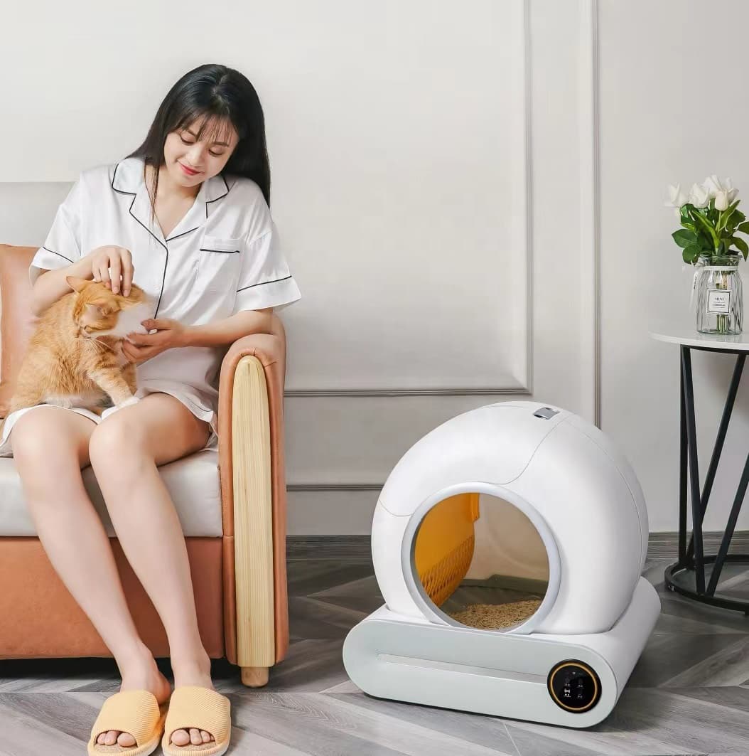 deinKatzenklo Pro im Wohnraum mit Katze und Halterin — Lifestyle-Aufnahme.