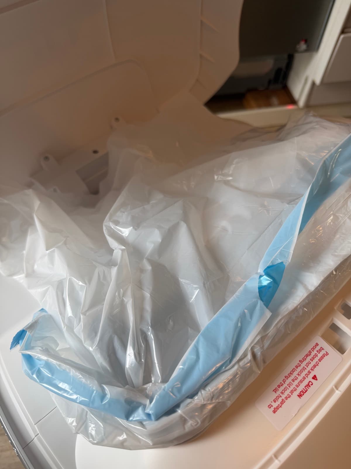 Katze posiert vor dem Katzenklo